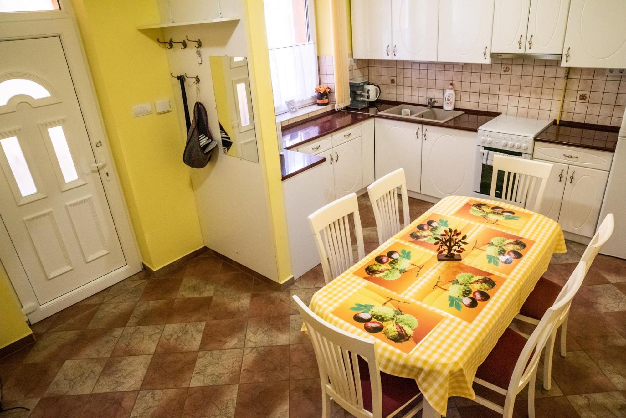 Gesztenye Apartman Mako Bagian luar foto